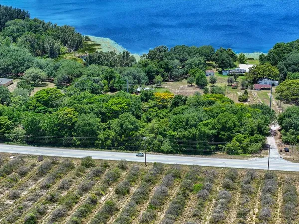 a view of a back yard