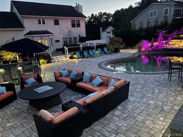 $765,000 | 18 Coach House Court, New Windsor, NY 12553