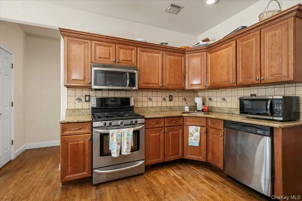 $765,000 | 18 Coach House Court, New Windsor, NY 12553