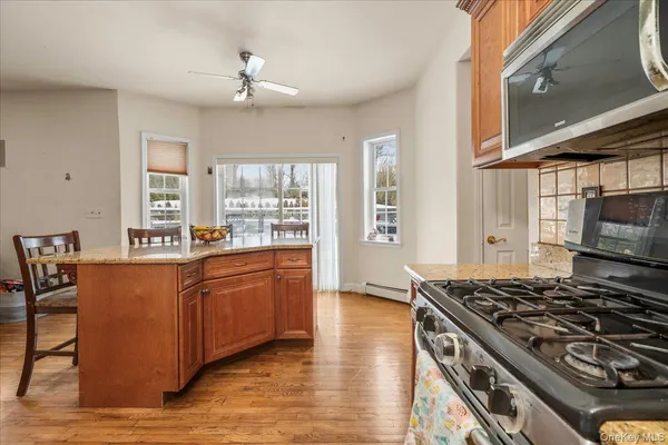 $765,000 | 18 Coach House Court, New Windsor, NY 12553