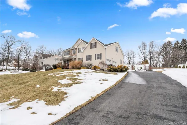 $765,000 | 18 Coach House Court, New Windsor, NY 12553