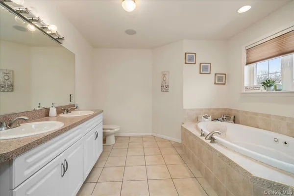 $765,000 | 18 Coach House Court, New Windsor, NY 12553