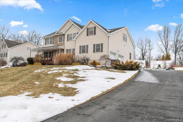 $765,000 | 18 Coach House Court, New Windsor, NY 12553