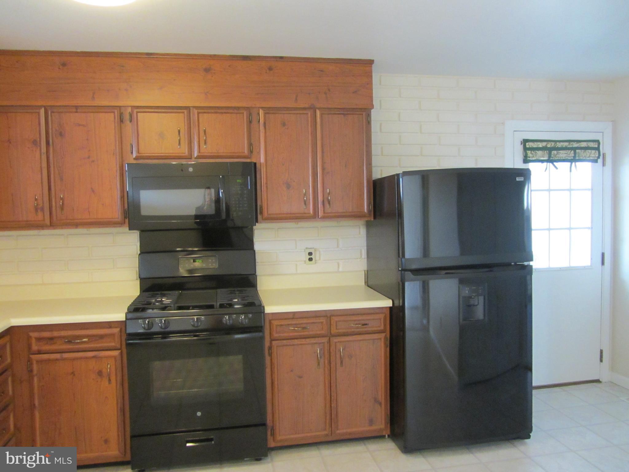 9130 Kilbride Road Baltimore, MD 21236 - Photo 4 of 29 Kitchen with Door to Three Season Sun Room