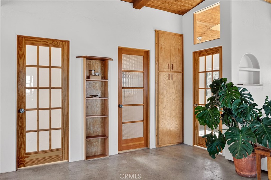 60473 Starlight Road Joshua Tree, CA 92252 - Photo 13 of 39 a view of an entryway with wooden floor and a window
