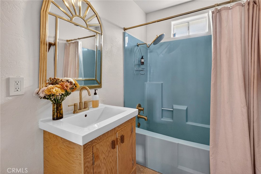 60473 Starlight Road Joshua Tree, CA 92252 - Photo 20 of 39 a bathroom with a sink a toilet and shower
