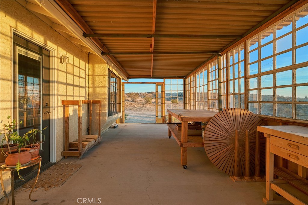 60473 Starlight Road Joshua Tree, CA 92252 - Photo 27 of 39 a room with furniture