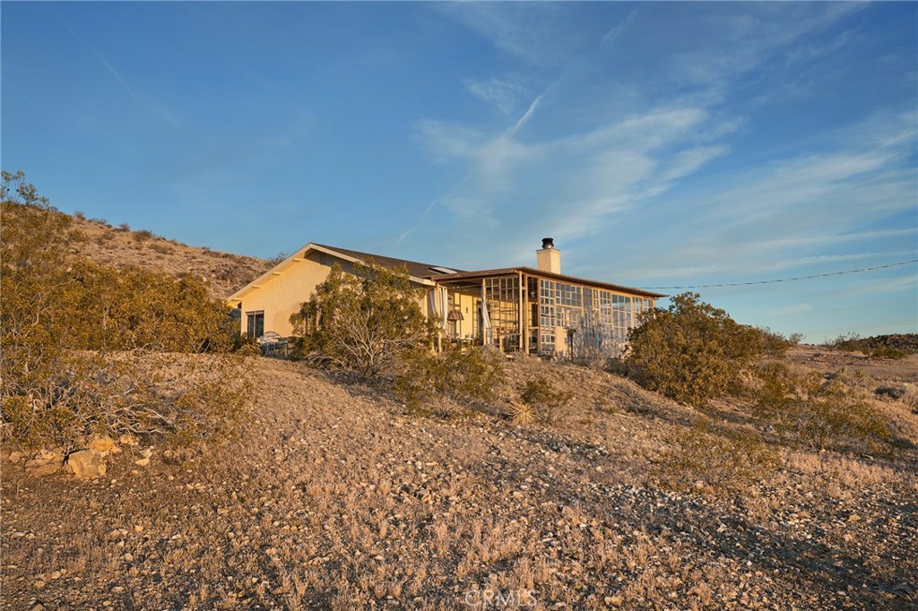 60473 Starlight Road Joshua Tree, CA 92252 - Photo 30 of 39 a front view of a house with a yard