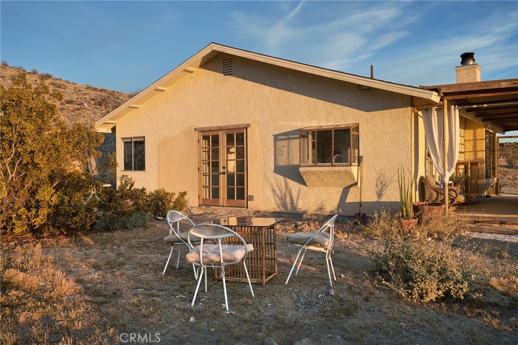 60473 Starlight Road Joshua Tree, CA 92252 - Photo 33 of 39 a backyard of a house with table and chairs