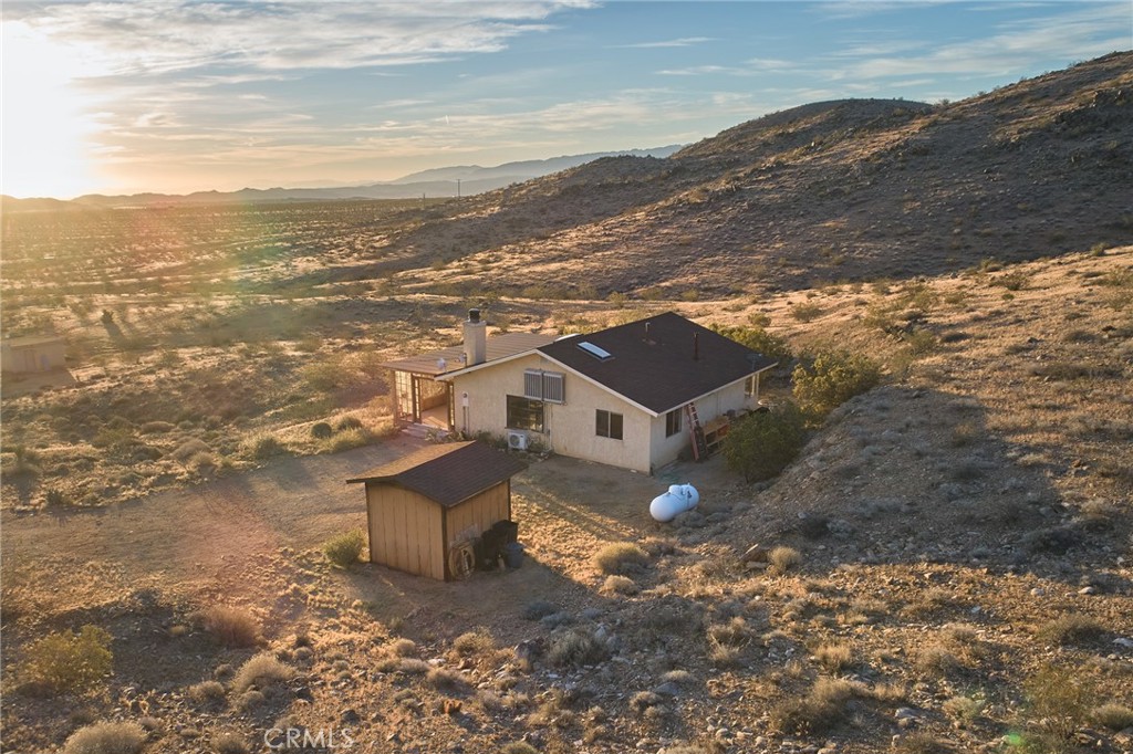 60473 Starlight Road Joshua Tree, CA 92252 - Photo 34 of 39 a view of a house with a mountain