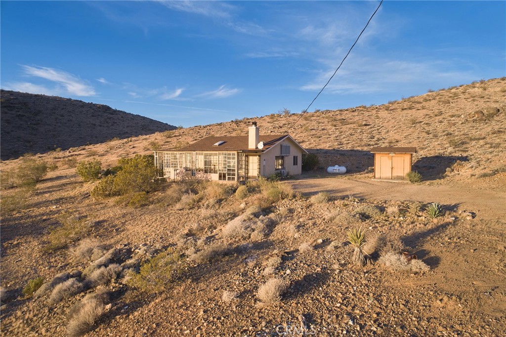 60473 Starlight Road Joshua Tree, CA 92252 - Photo 35 of 39 a view of a balcony with outer view
