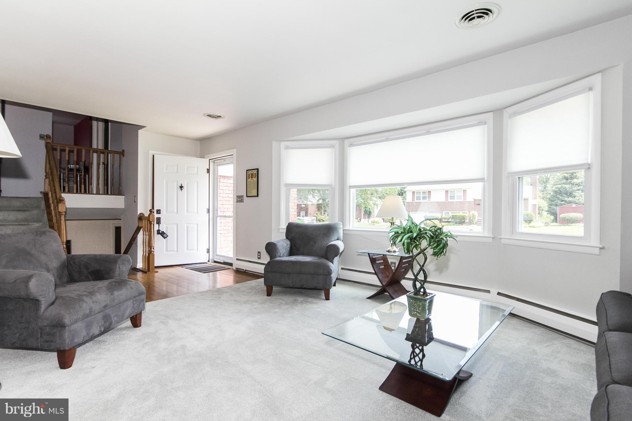 920 Starbit Road Baltimore, MD 21286 - Photo 4 of 19 Living Room