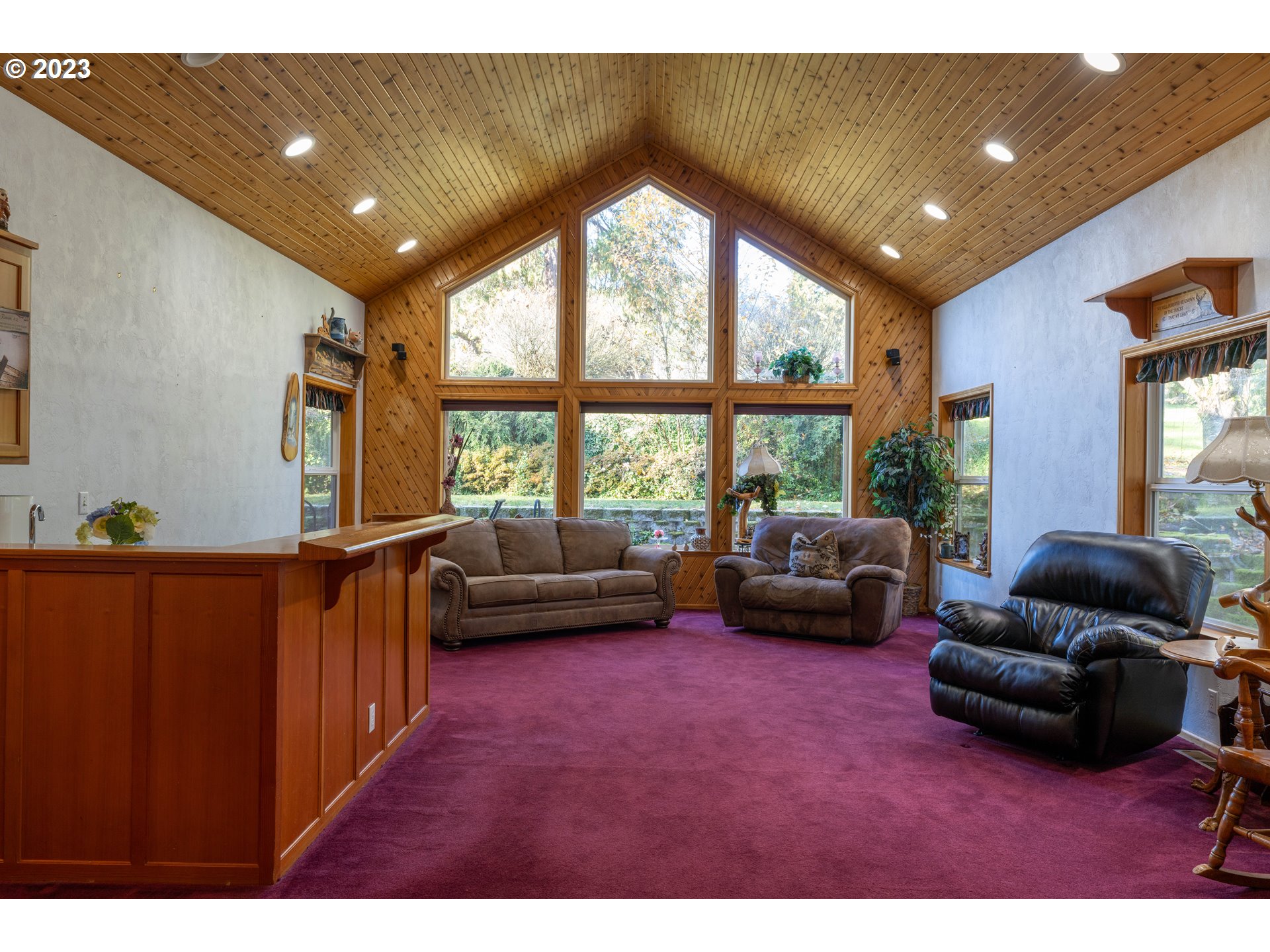 90532 Hill Road Springfield, OR 97478 - Photo 20 of 37 a living room with furniture and a large window