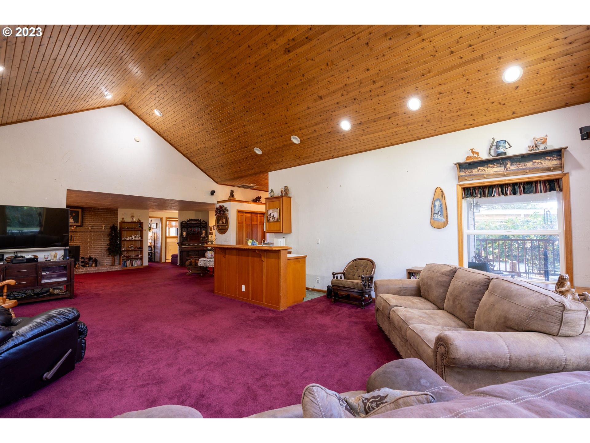 90532 Hill Road Springfield, OR 97478 - Photo 22 of 37 a living room with furniture a flat screen tv and a couch