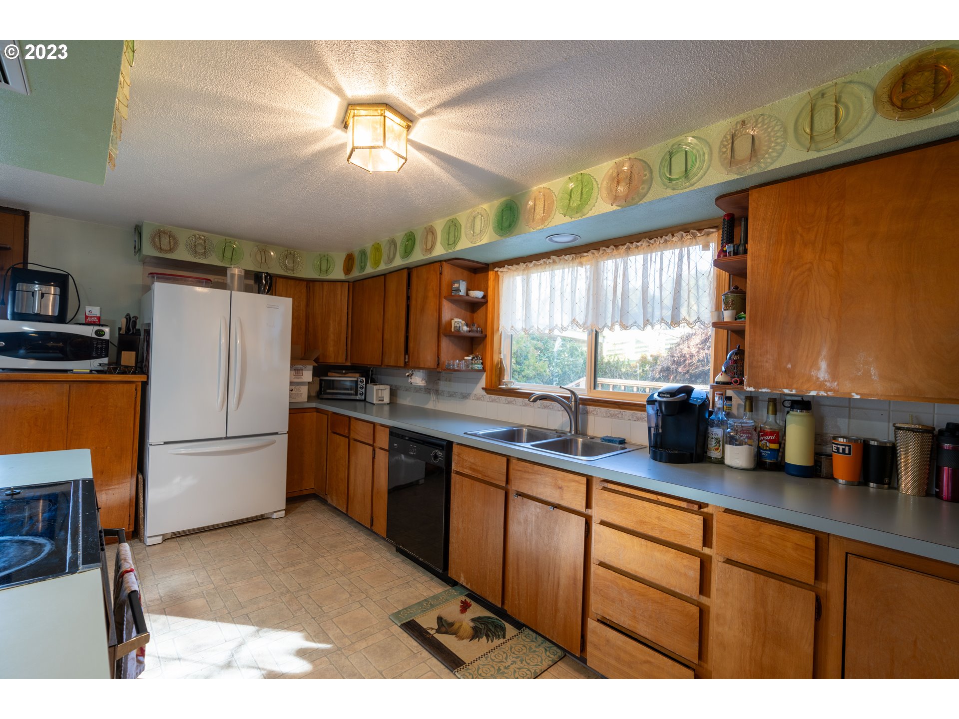 90532 Hill Road Springfield, OR 97478 - Photo 27 of 37 a kitchen with stainless steel appliances kitchen island granite countertop a refrigerator and a stove top oven