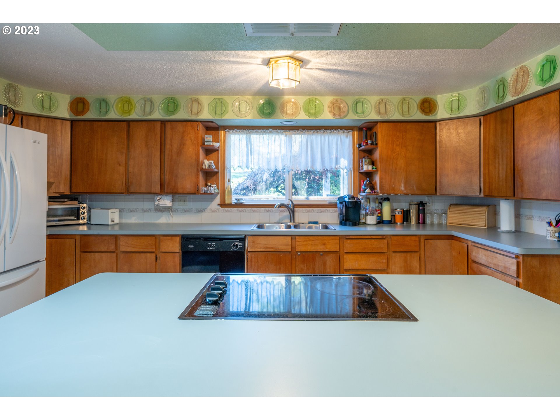 90532 Hill Road Springfield, OR 97478 - Photo 29 of 37 a kitchen with a sink a counter top space and living room area