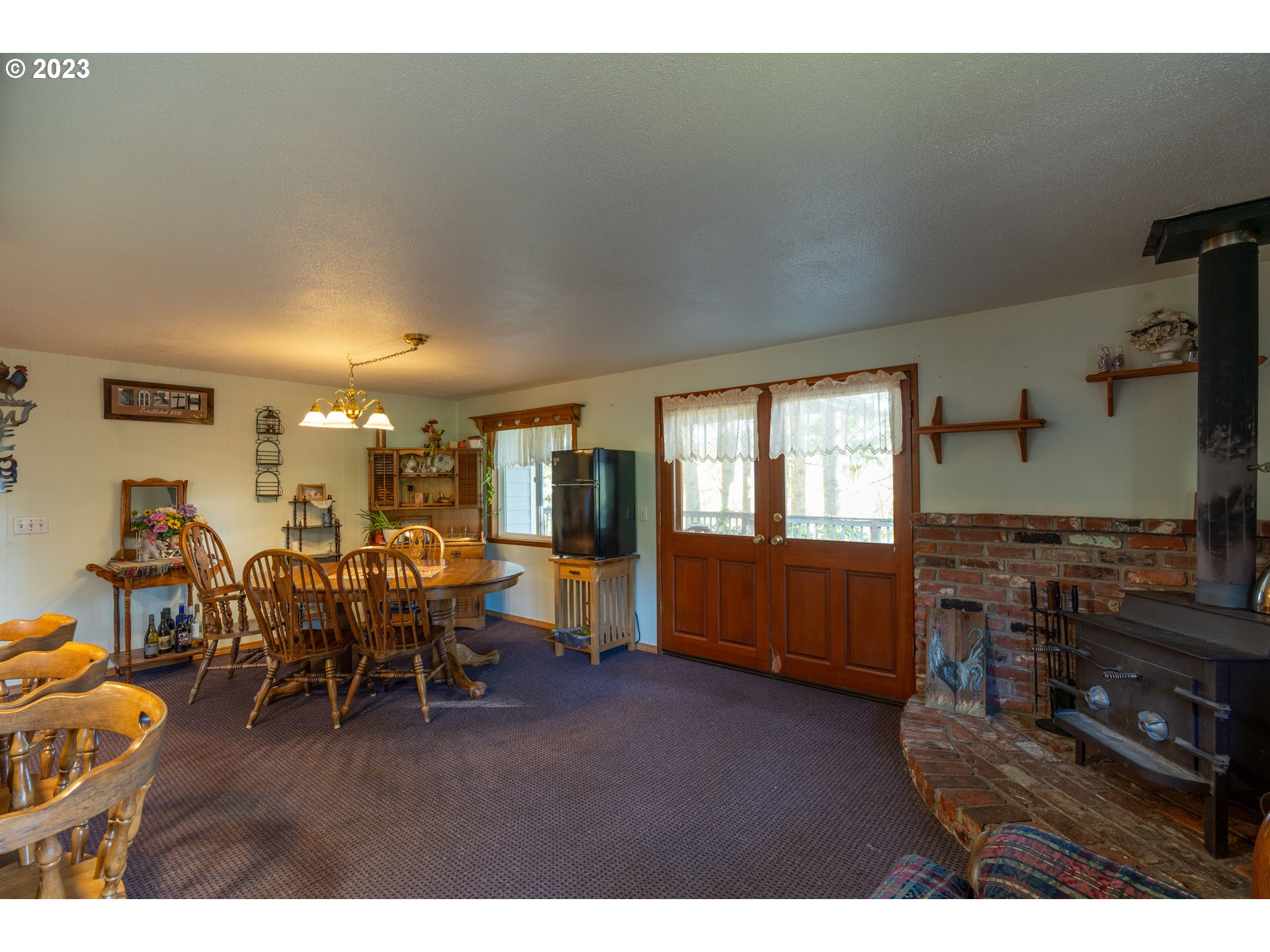 90532 Hill Road Springfield, OR 97478 - Photo 30 of 37 a living room with furniture and wooden floors