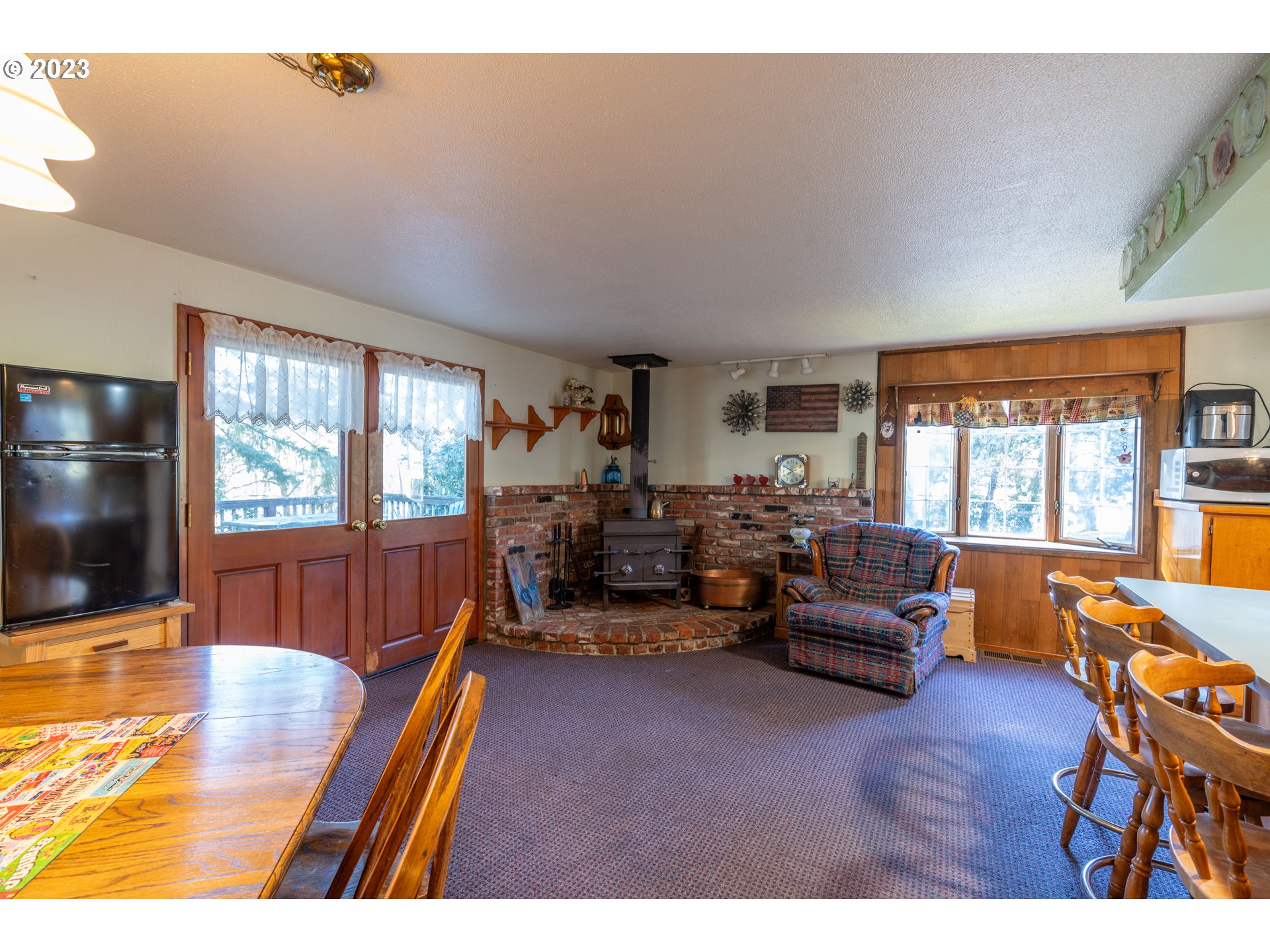90532 Hill Road Springfield, OR 97478 - Photo 31 of 37 a living room with furniture and a flat screen tv