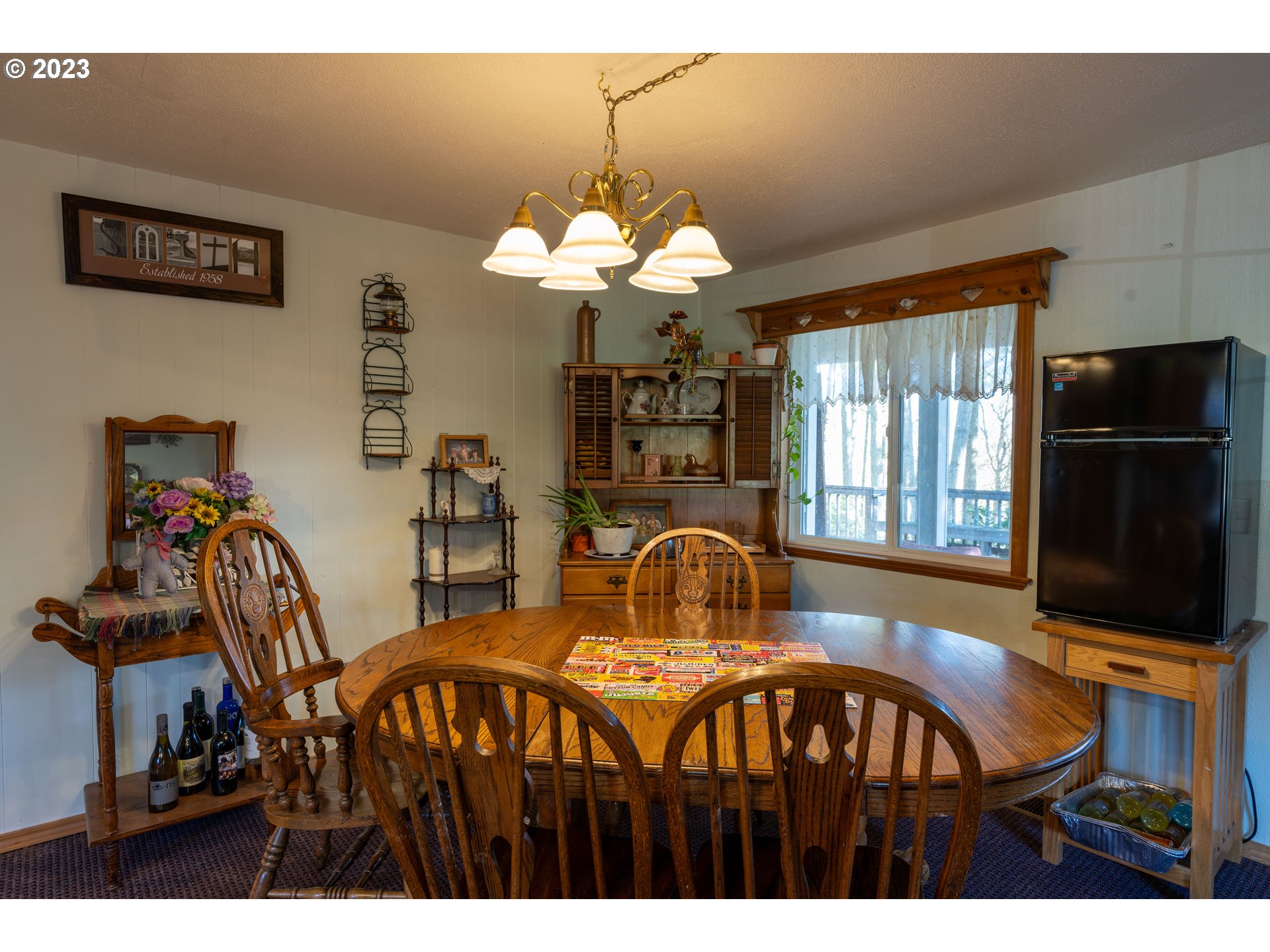 90532 Hill Road Springfield, OR 97478 - Photo 32 of 37 a view of a dining room with furniture window and outside view