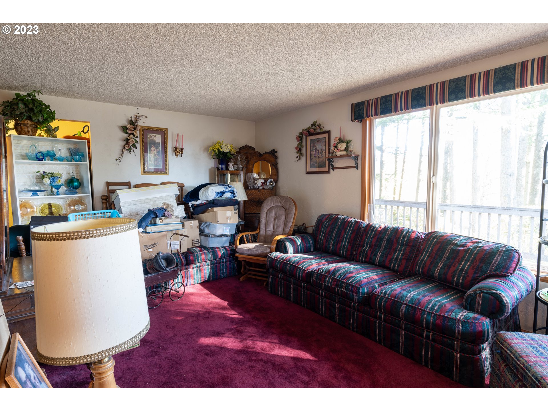 90532 Hill Road Springfield, OR 97478 - Photo 33 of 37 a living room with furniture and a window