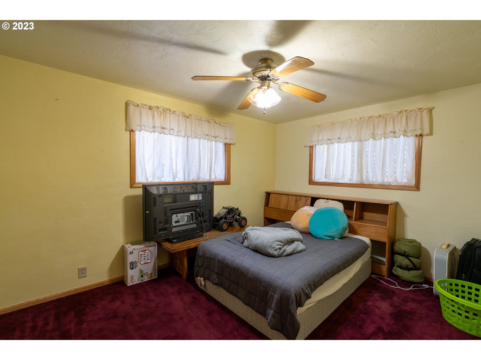 90532 Hill Road Springfield, OR 97478 - Photo 36 of 37 a bedroom with a bed and a chandelier