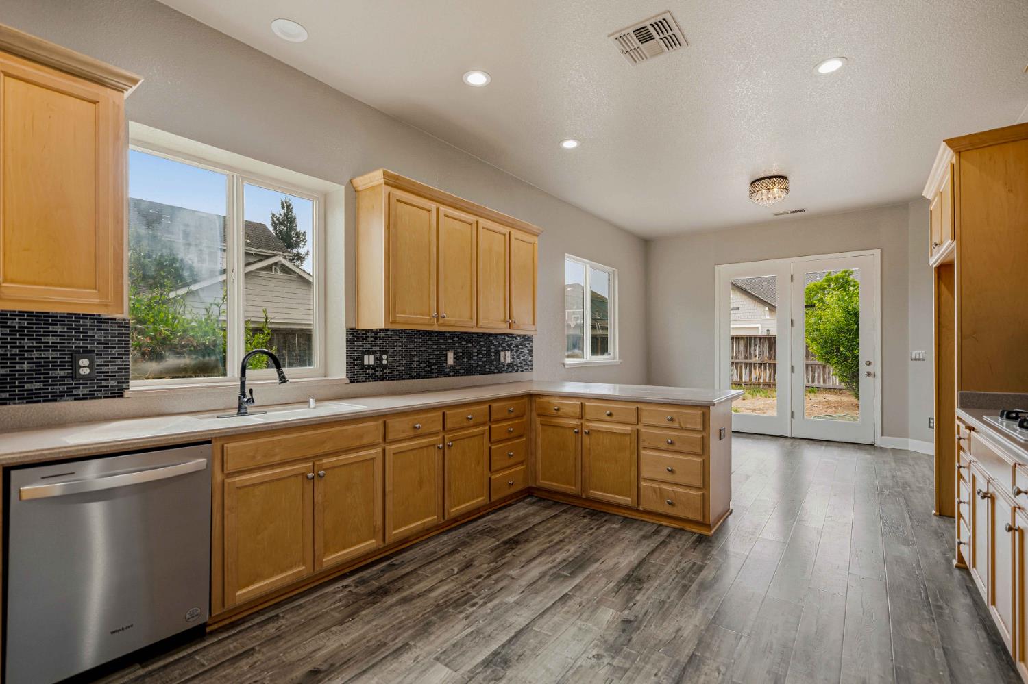 1715 Limestone Drive Ripon, CA 95366 - Photo 6 of 37