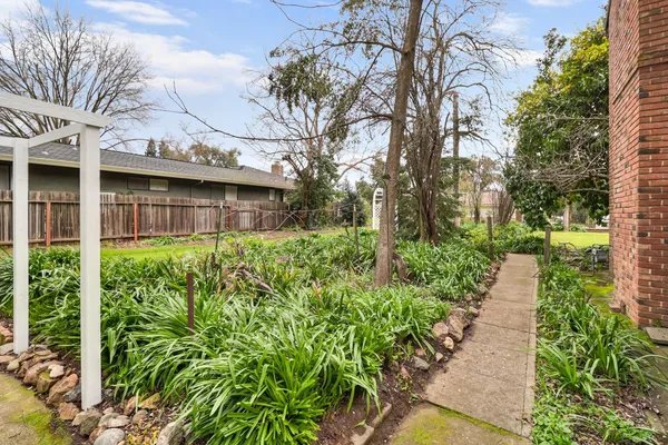 $949,500 | 3200 Becerra Way, Sacramento, CA 95821