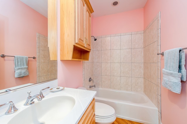 330 Greenleaf Avenue Wilmette, IL 60091 - Photo 19 of 23 a bathroom with a bathtub sink and toilet