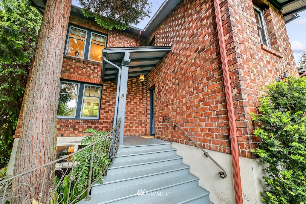 3702 Southwest Ida Street Seattle, WA 98126 - Photo 4 of 39 Gallery Image 4