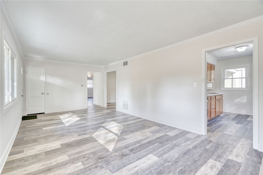 29 Seneca Street Webster, NY 14580 - Photo 11 of 44 LIVING ROOM - VIEW TO ADJOING KITCHEN