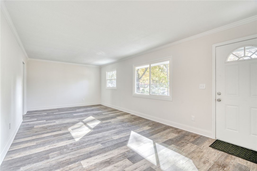 29 Seneca Street Webster, NY 14580 - Photo 9 of 44 LIVING ROOM