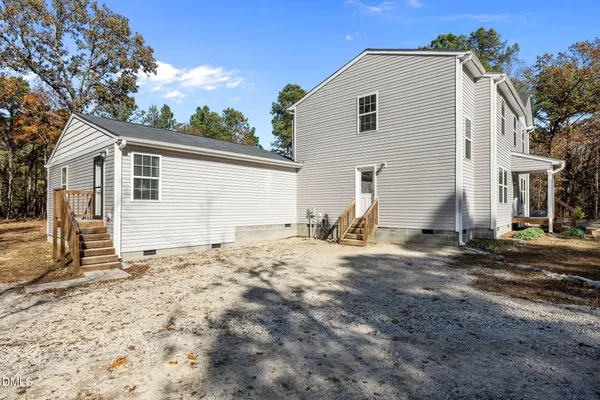 a view of a house with backyard
