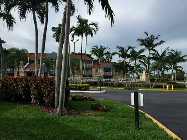 a view of a yard with palm trees