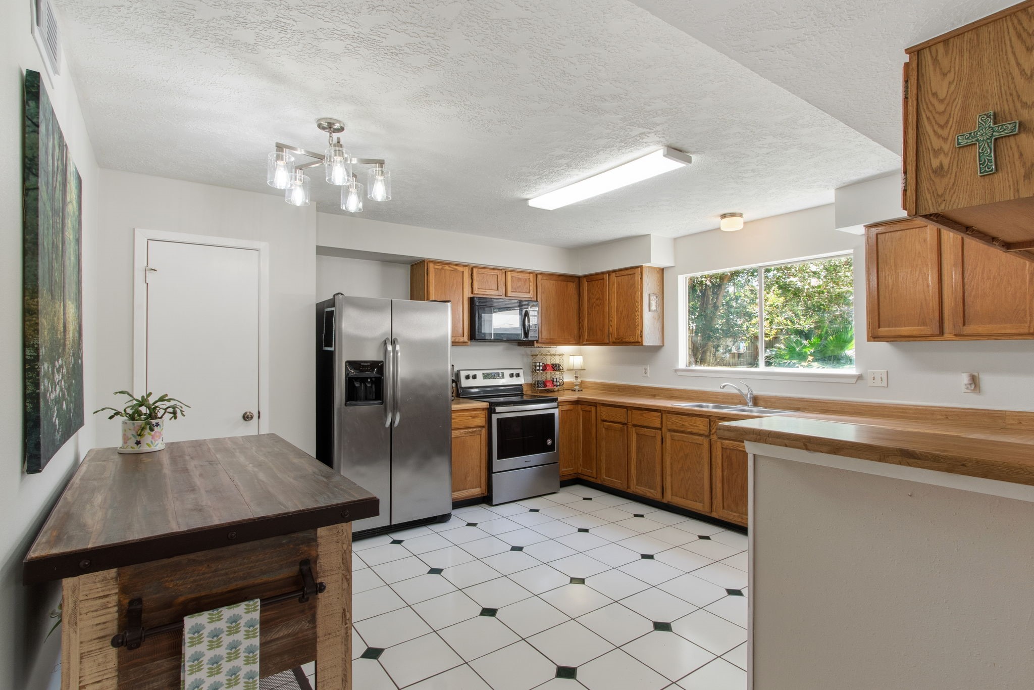 4835 Ingleside Court Spring, TX 77388 - Photo 13 of 50 KITCHEN & BREAKFAST ROOMS - Large eat-in kitchen is light and bright. Stainless steel appliances, and refrigerator will remain. Kitchen freshly painted July 2026.