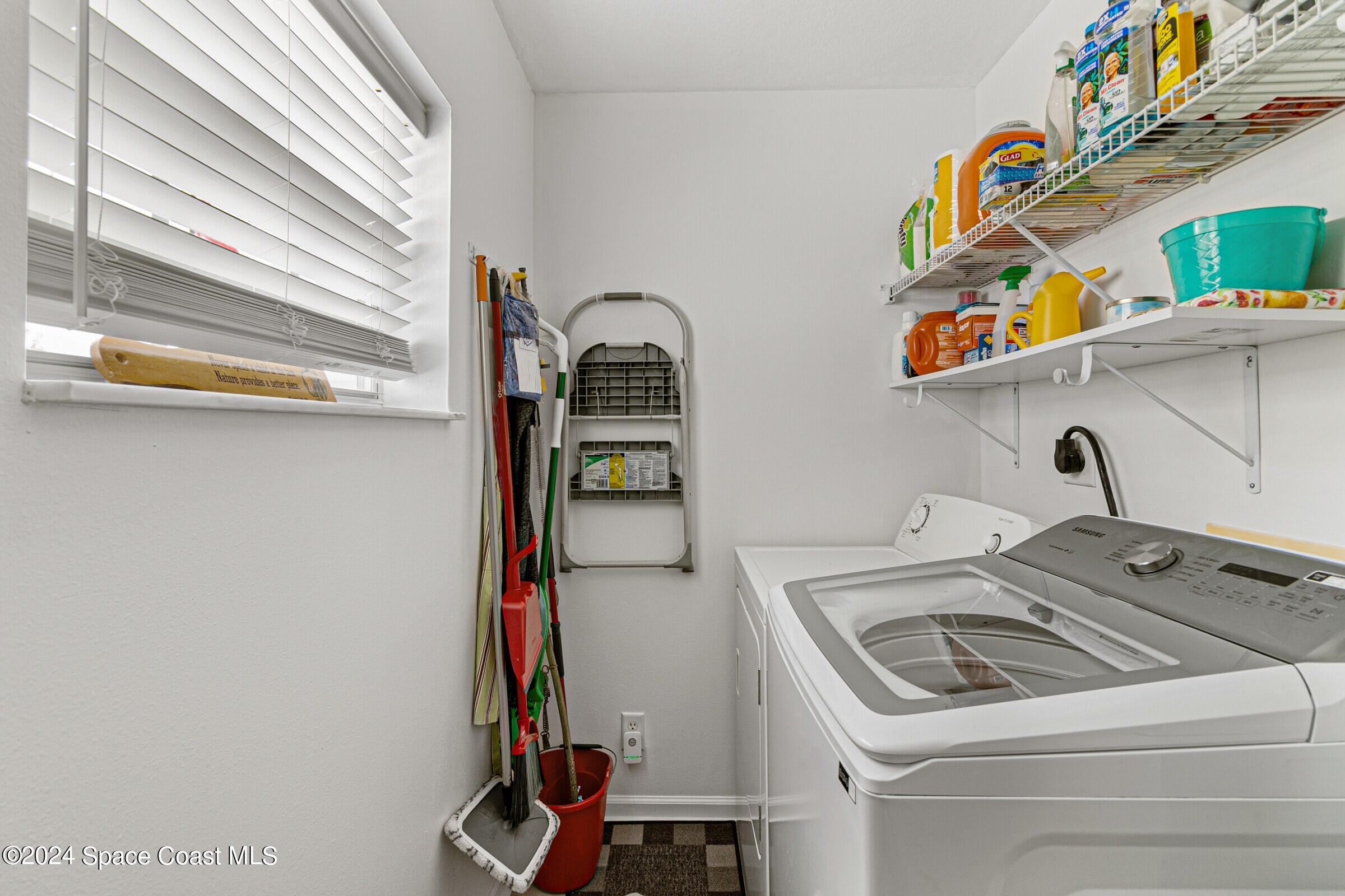931 Pandora Road Southeast Palm Bay, FL 32909 - Photo 16 of 34 a utility room with dryer and washer