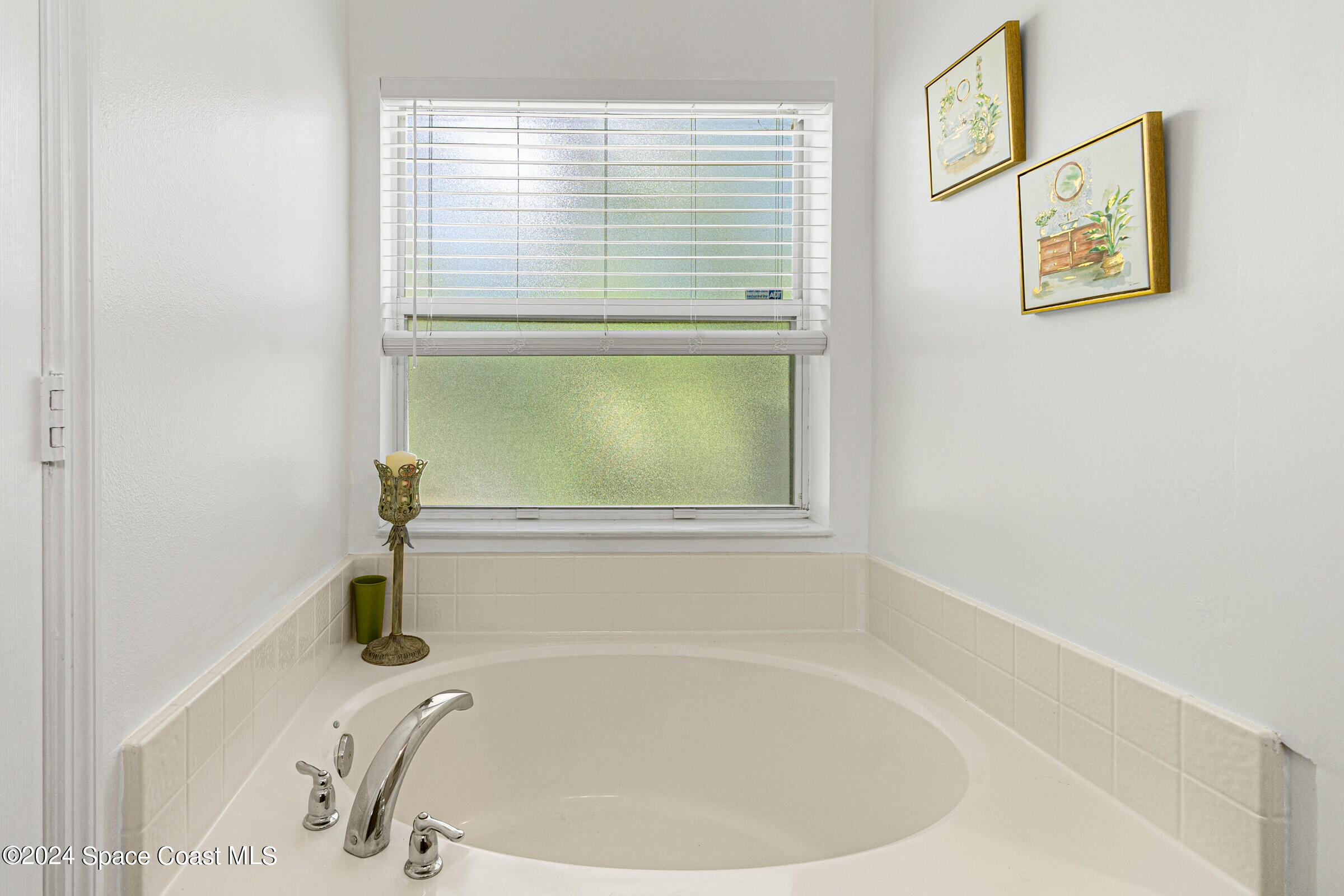 931 Pandora Road Southeast Palm Bay, FL 32909 - Photo 22 of 34 a bathroom with a bathtub