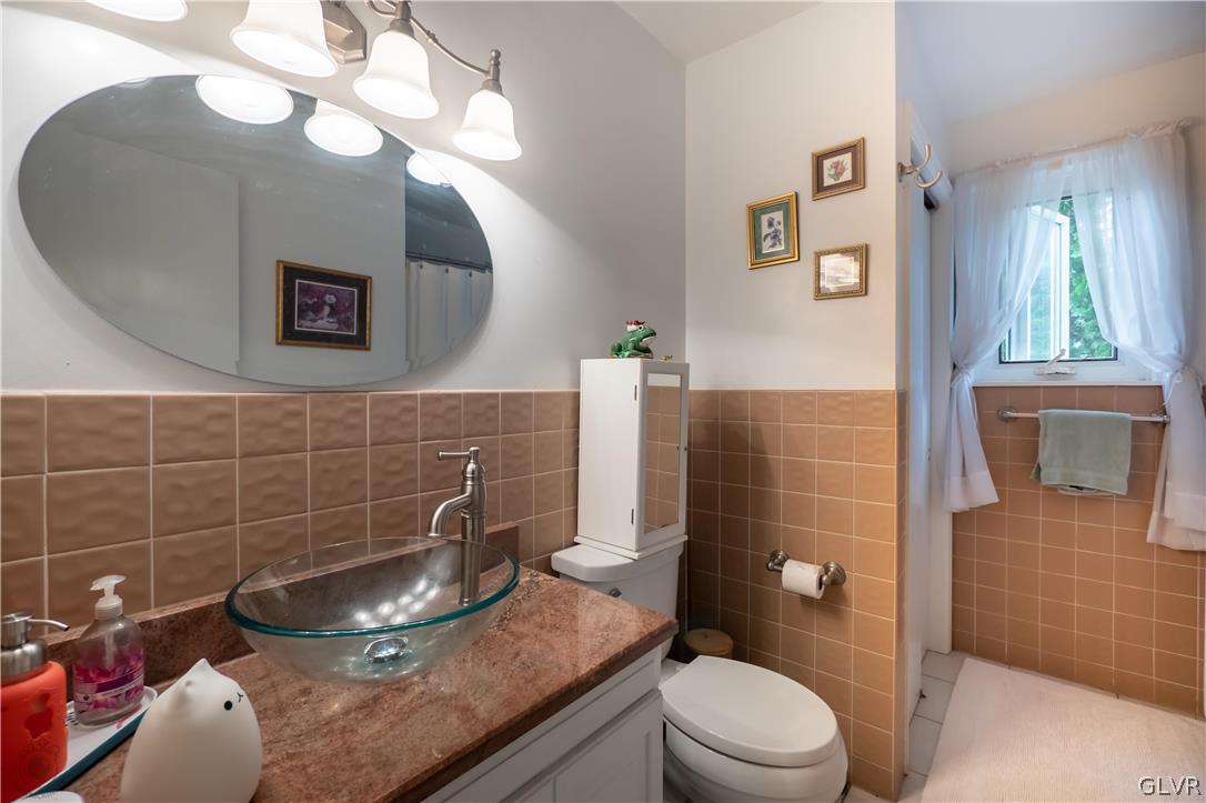 167 Old Stagecoach Road Gilbert, PA 18331 - Photo 33 of 50 main house 1st floor bathroom