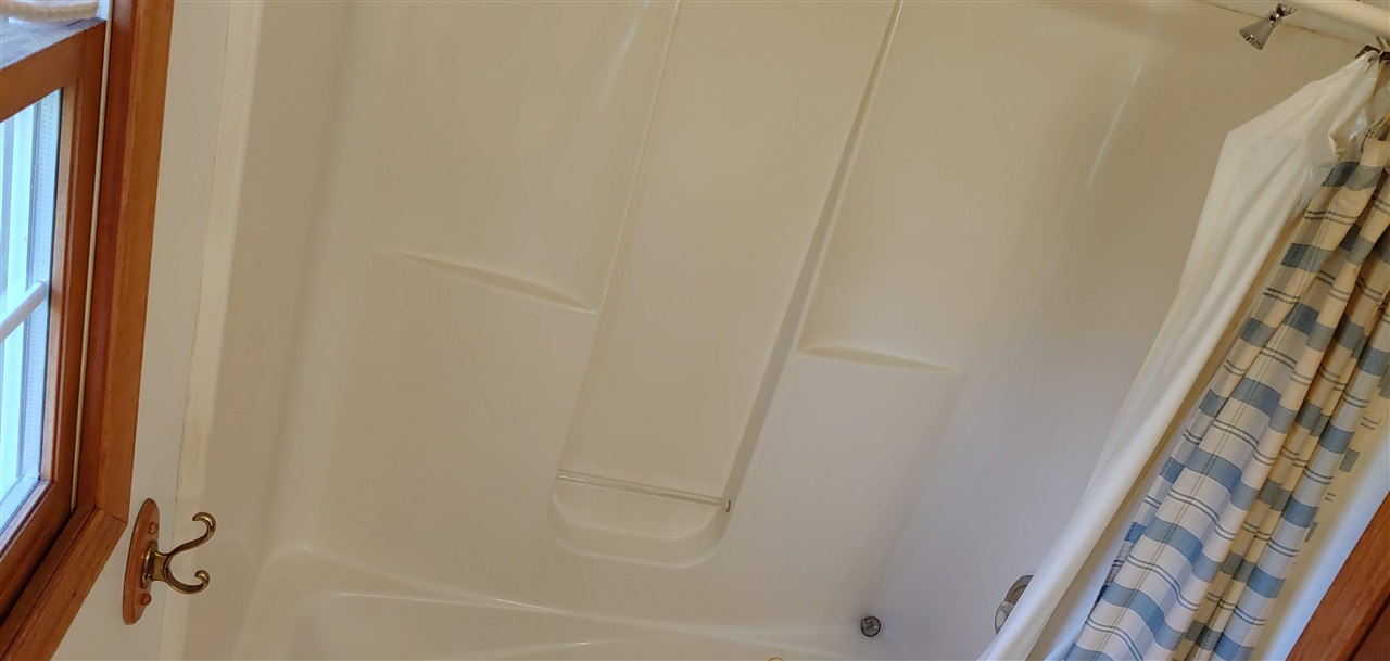 20979 Free Church Road Caledonia, IL 61011 - Photo 27 of 40 a bathroom with a bathtub