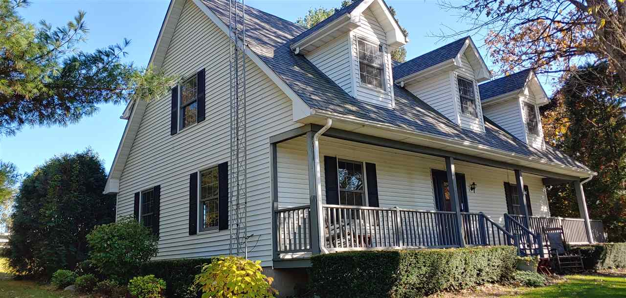 20979 Free Church Road Caledonia, IL 61011 - Photo 4 of 40 a front view of a house with garden