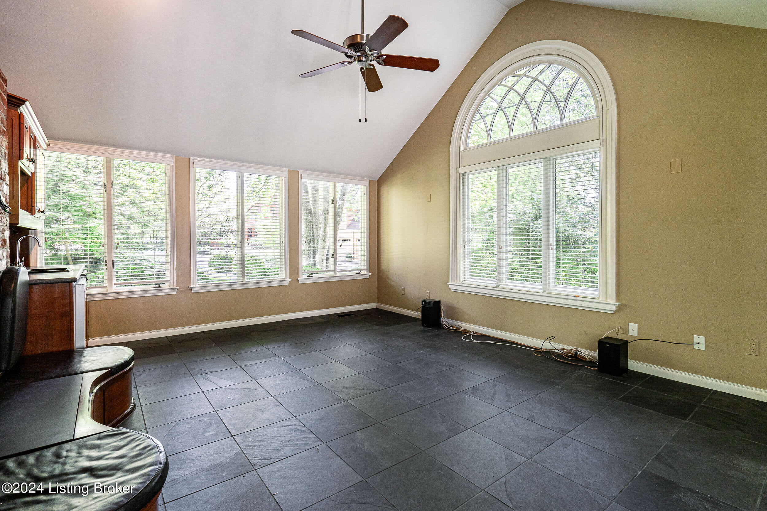 577 Upland Road Louisville, KY 40206 - Photo 10 of 56 577 Upland Rd-24