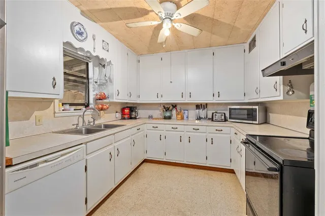 a very nice looking room with a baby crib