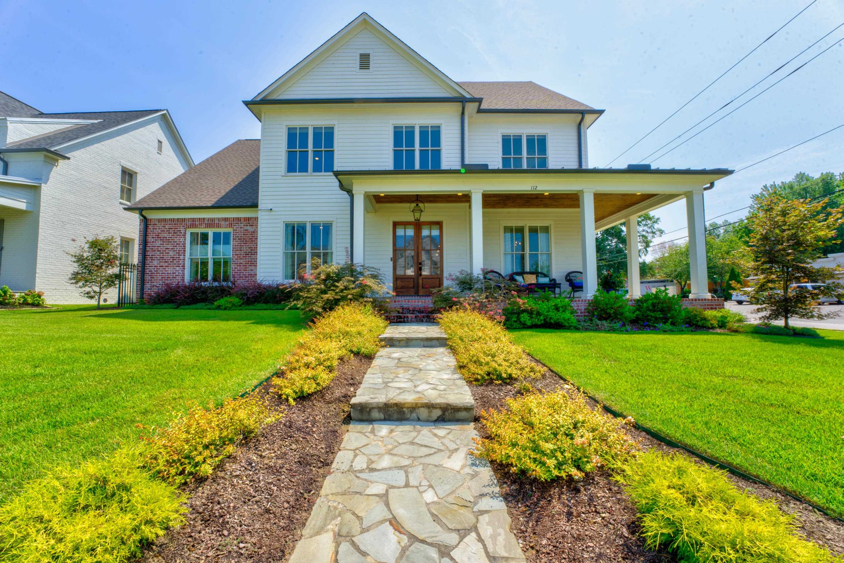 a view of house with garden