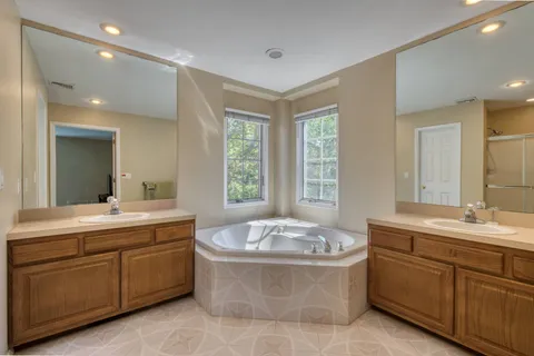 60 Dundee Lane, Southampton, NY 11968