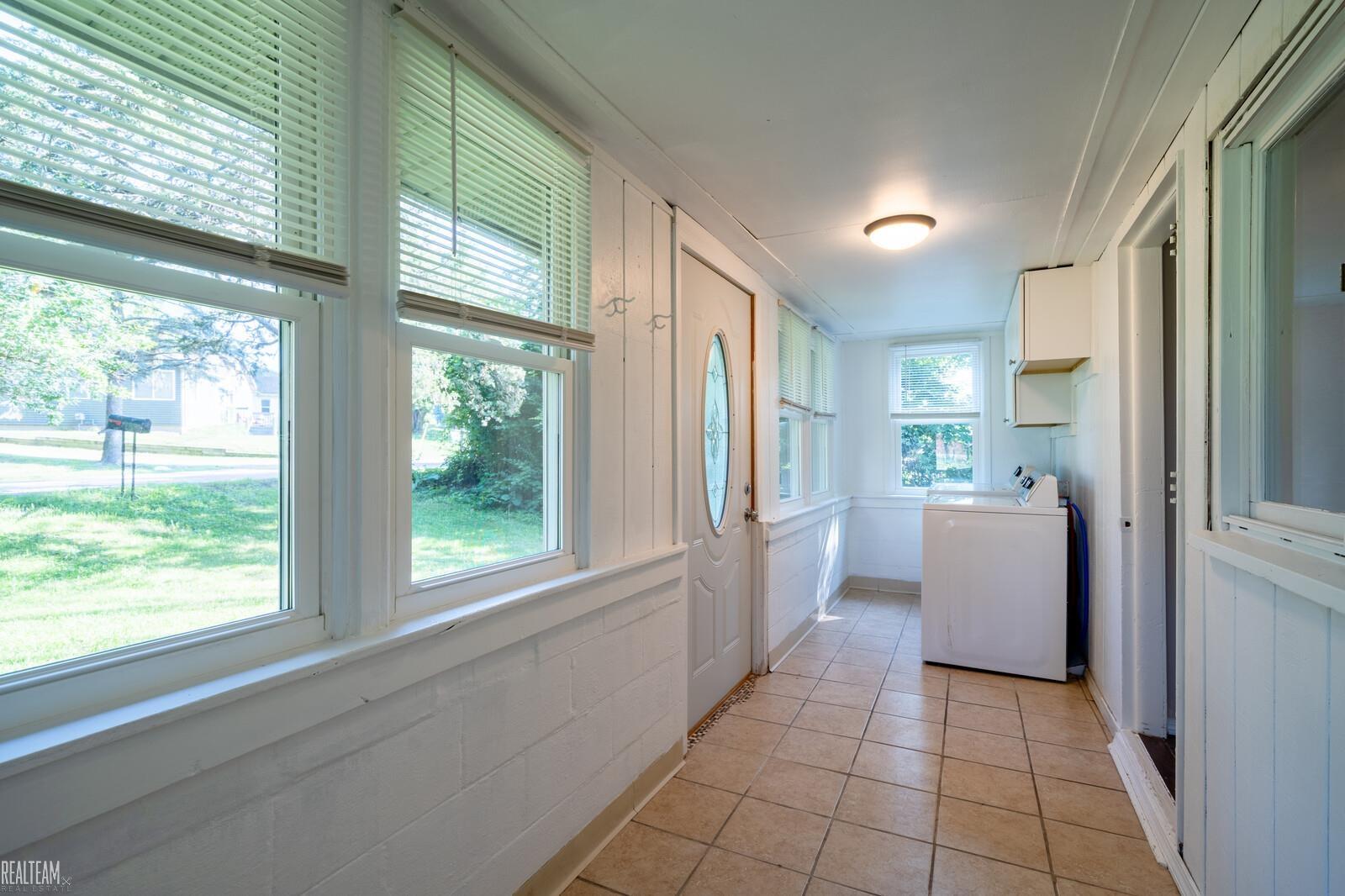1289 Boulevard Street Howell, MI 48843 - Photo 6 of 23 50181841-c85dcc31-12c7-4a7d-9dd8-5646a442388d.JPG