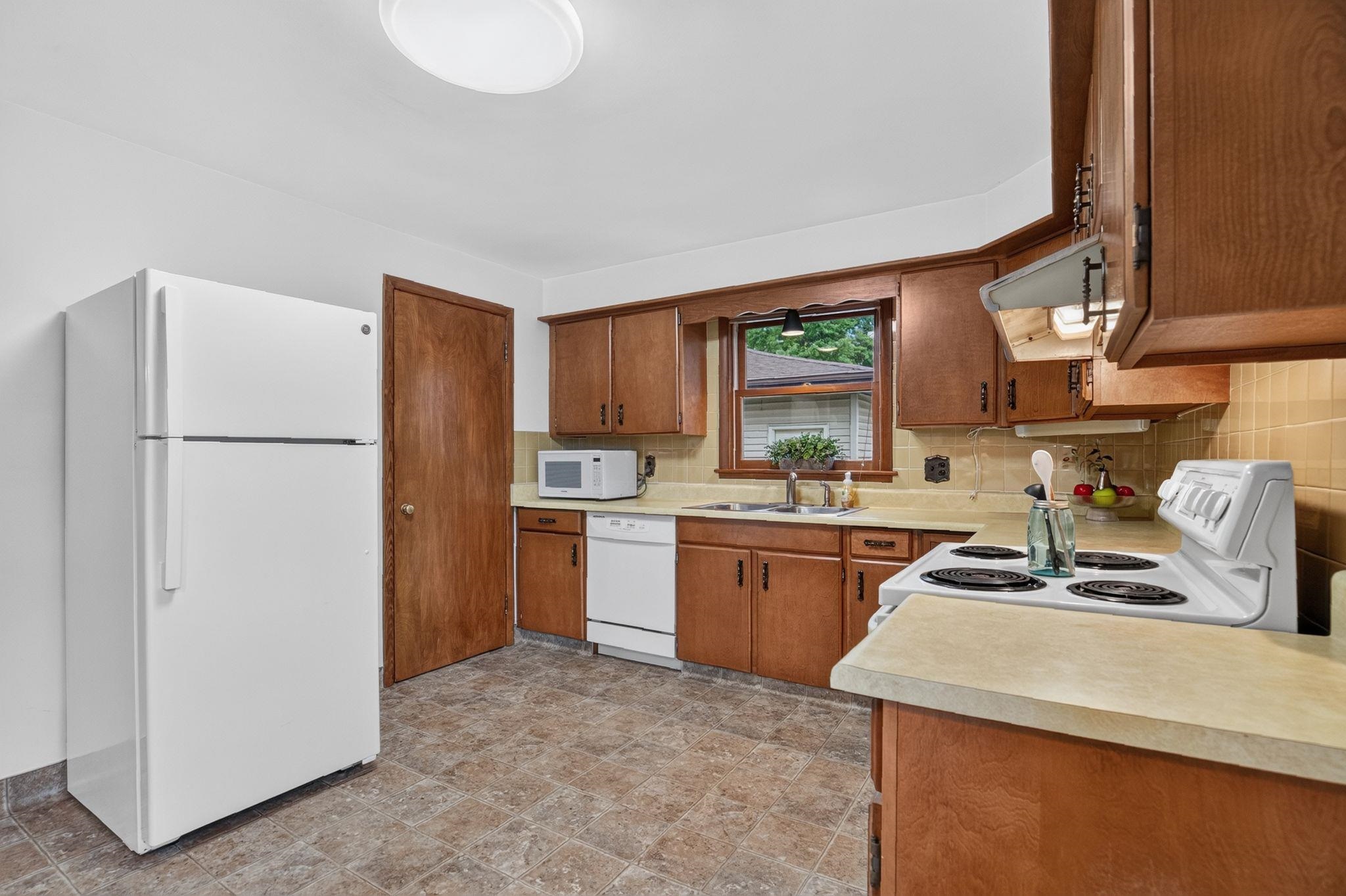 926 East Byrd Street Appleton, WI 54911 - Photo 5 of 34