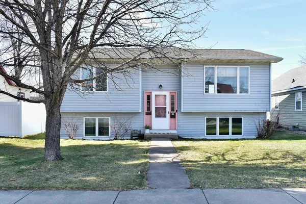 $274,990 | 907 East 4th Street, Winona, MN 55987