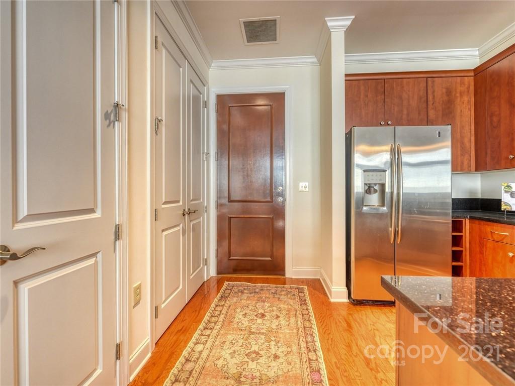 230 South Tryon Street, Unit 904 Charlotte, NC 28202 - Photo 4 of 17