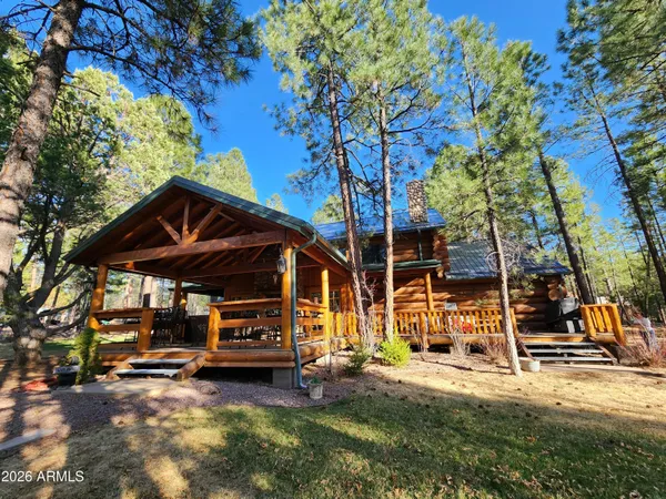 a view of a house with backyard