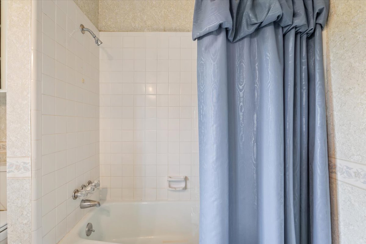 4015 Ramada Trail Georgetown, TX 78628 - Photo 22 of 35 Bathroom with toilet and shower / bath combo