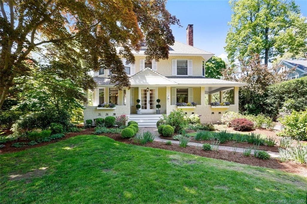 New England charmer. A short stroll to town, beach and train